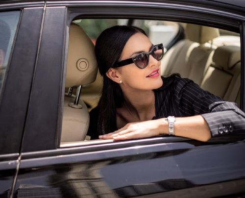 Kampagnenmotiv für das Diplomatenviertel: Frau mit Sonnenbrille im Auto